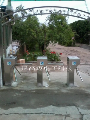深圳市尼高邁科技 專業打造企業食堂消費三輥閘系統與校園食堂打飯排隊三滾擋閘，出入口機解決方案